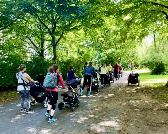 Mütter im Fit mit Baby Kurs